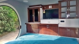 Kto by pomyślał, że w takiej niedużej przyczepce znajdzie się miejsca na takie szafki - zdjęcie 9